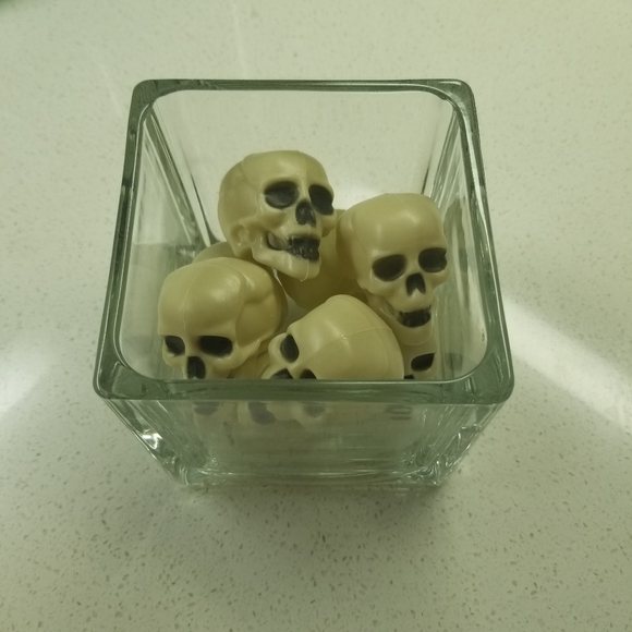 Halloween decor glass jar of skulls - Picture 4 of 5
